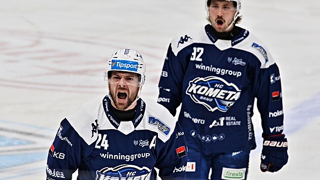 Michal Gula�i (��slo 24) slav� g�l Komety Brno do s�t� Karlov�ch Var�. (21....