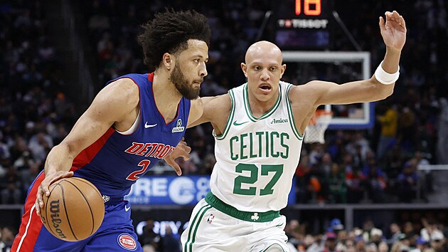 Cade Cunningham z Detroit Pistons se tla�í kolem Jordana Walshem z Boston...