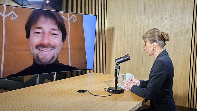 Hostem po�adu Rozst�el je �t�p�n Mach��ek, bl�zkov�chodn� zpravodaj �esk�ho rozhlasu.