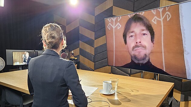 Hostem po�adu Rozst�el je �t�p�n Mach��ek, bl�zkov�chodn� zpravodaj �esk�ho rozhlasu.