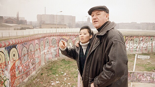 Slavn� americk� herec Gene Hackman a v roce 1989 jeho spole�nice Betsy Arakawa si prohl�ej� Berl�nskou ze� ve �tvrti Kreuzberg. (13. b�ezna 1989)