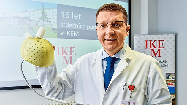 P�ednosta Kliniky kardiovaskul�rn� chirurgie IKEM Ivan Netuka p�edstavil v...