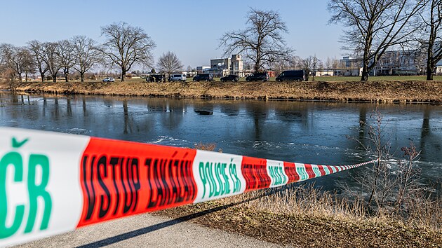 Policie prohledv beh Labe, kde se pravdpodobn nachz msto dopaden pachatele dvojnsobn vrady v hradeckm obchod. (20. nora 2025)