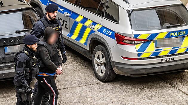 Soud poslal do vazby 16let�ho mlad�ka obvin�n�ho z vra�dy dvou prodava�ek v Hradci Kr�lov�. (21. �nora 2025)