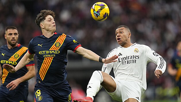 Ladislav Krej�í z Girony bojuje o mí� s Kylianem Mbappém z Realu Madrid.