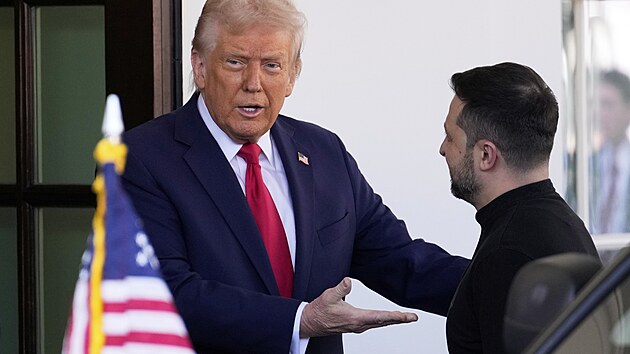 Americký prezident Donald Trump vítá ukrajinského prezidenta Volodymyra Zelenského v Bílém domě ve Washingtonu. (28. února 2025)
