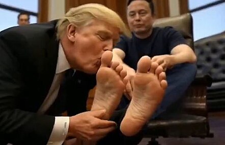 Fale�n� video, na kter�m americk� prezident Donald Trump cuc� prsty na nohou sv�ho  poradce a miliard��e Elona Muska, se objevilo na monitorech v s�dle americk�ho ministerstva pro bydlen� a m�stsk� rozvoj ve Washingtonu.