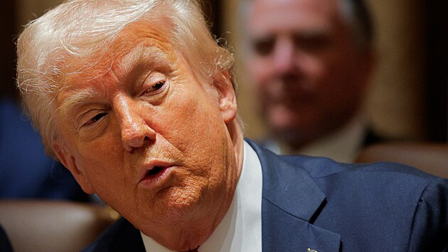 Americk� prezident Donald Trump po��d� prvn� zased�n� sv�ho kabinetu v B�l�m dom�. (26. �nora 2025)