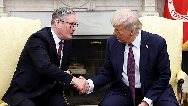 Americk� prezident Donald Trump a britsk� premi�r Keir Starmer p�i setk�n� v B�l�m dom�. (27. �nora 2025)