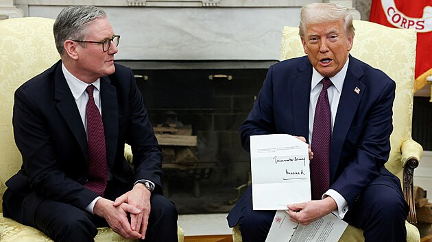 Britsk� premi�r Sir Keir Starmer p�ed�v� v B�l�m dom� americk�mu prezidentovi Donaldu Trumpovi pozv�n� od kr�le Karla III. na st�tn� n�v�t�vu. (27. �nora 2025)