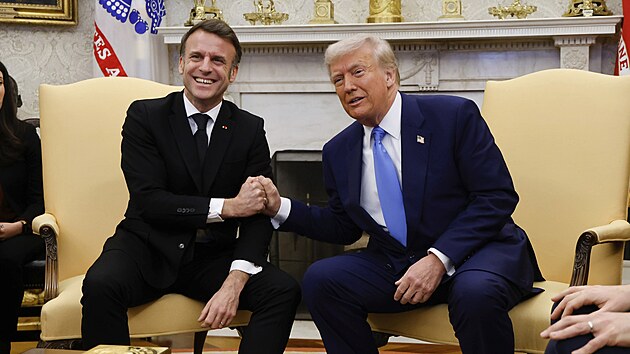 Prezident Donald Trump se setk�v� s francouzsk�m prezidentem Emmanuelem Macronem v Ov�ln� pracovn� B�l�ho domu. (24. �nora 2025)
