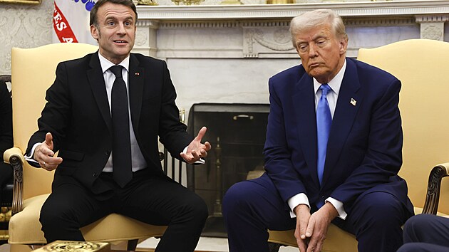 Prezident Donald Trump se setk�v� s francouzsk�m prezidentem Emmanuelem Macronem v Ov�ln� pracovn� B�l�ho domu. (24. �nora 2025)