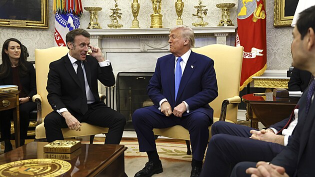 Prezident Donald Trump se setk�v� s francouzsk�m prezidentem Emmanuelem Macronem v Ov�ln� pracovn� B�l�ho domu. (24. �nora 2025)