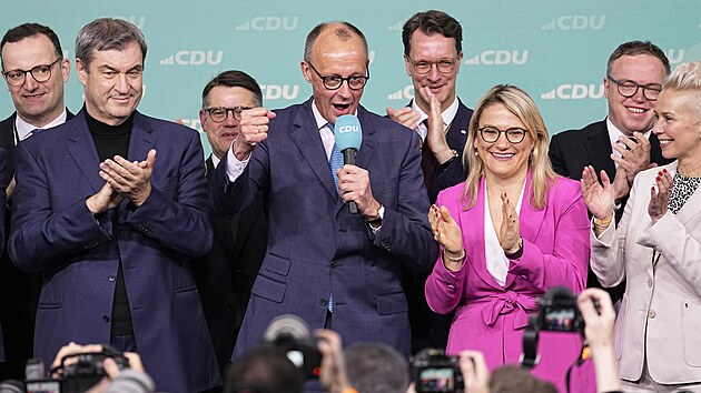 Friedrich Merz (uprost�ed) b�hem prvn�ho povolebn�ho projevu ve �t�bu CDU/CSU (23. �nora 2025)