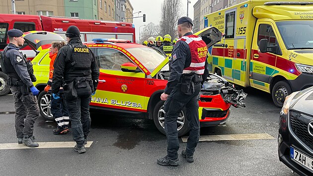 V Dejvicch se srazilo zchransk auto s osobkem