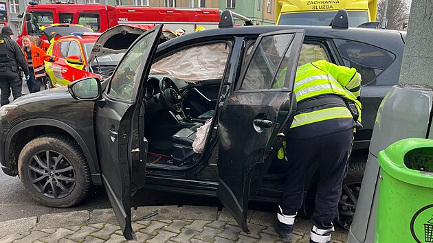 V Dejvicch se srazilo zchransk auto s osobkem