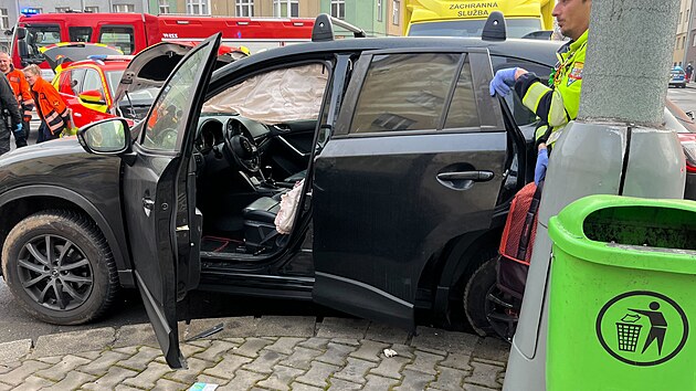 V Dejvicch se srazilo zchransk auto s osobkem