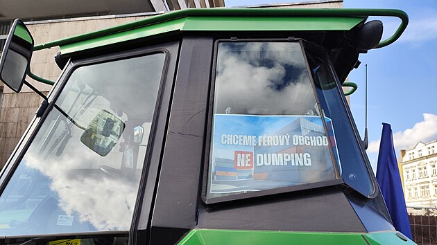 K budov Krajskho adu v st nad Labem dorazilo pt traktor. Stalo se tak v rmci protestn jzdy zemdlc. (27. nora 2025)