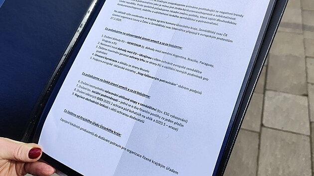 K budov Krajskho adu v st nad Labem dorazilo pt traktor. Stalo se tak v rmci protestn jzdy zemdlc. Hejtmanovi pedali prohlen. (27. nora 2025)