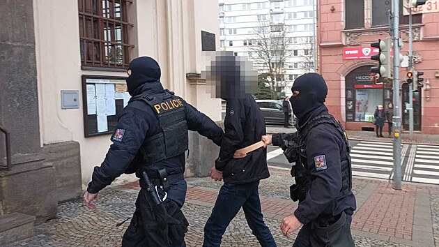 Mladk, kter hrozil tokem na spoluky na zkladn kole v Dn, ped vazebnm zasednm u dnskho soudu. (26. nora 2025)
