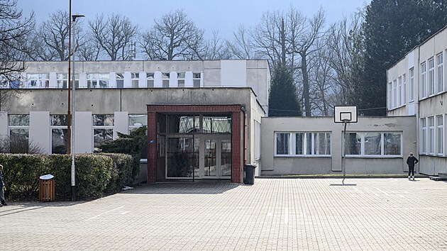 Zkladn kola Beziny v Dn, kde hrozil mladistv stelbou. (25. nora 2025)