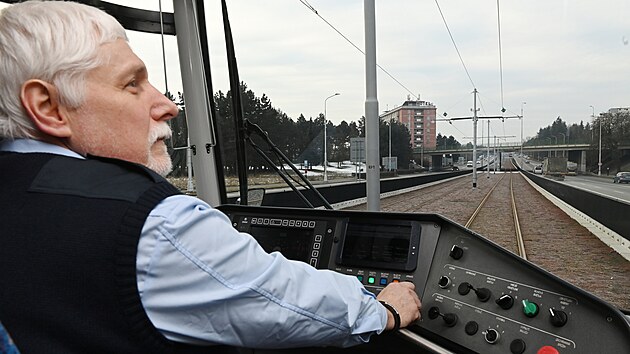 Prvn den provozu na modernizovan tramvajov trati.