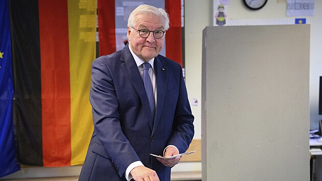 N�meck� prezident Frank-Walter Steinmeier odevzdal sv�j hlas ve volebn� m�stnosti v Berl�n�. (23. �nora 2025)