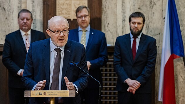 Vlastimil Vlek, mstopedseda vldy a ministr zdravotnictv. Na snmku spolu s nm Radek Policar   vrchn editel pro legislativu a prvo, Jakub Dvoek - nmstek a Jan Michlek, editel odboru pmo zench organizac.(28. nora 2025)