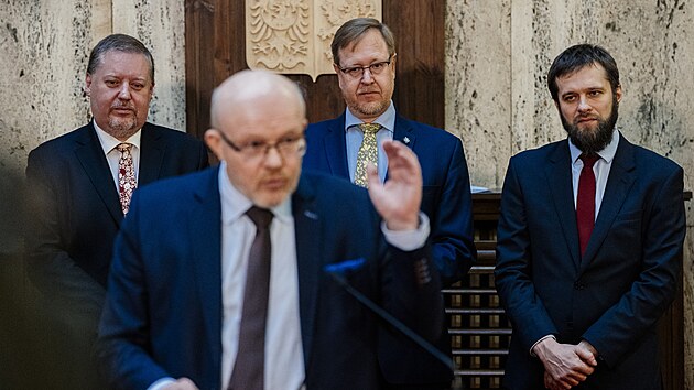 Vlastimil Vlek, mstopedseda vldy a ministr zdravotnictv. Na snmku spolu s nm Radek Policar (vlevo)   vrchn editel pro legislativu a prvo, Jakub Dvoek (uprosted) - nmstek a Jan Michlek, editel odboru pmo zench organizac.(28. nora 2025)