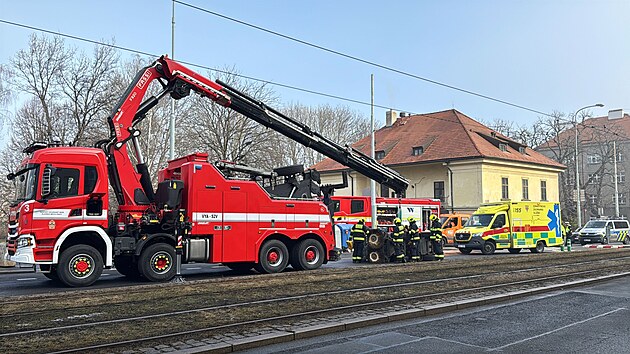 V Praze v ulici Blohradsk se pevrtil vz, kter zamet chodnky. (24. nora 2025)