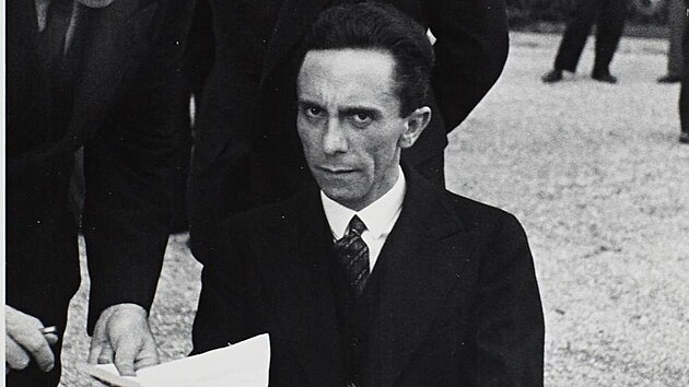 Hitlerv ministr propagandy Joseph Goebbels se dívá na fotografa Alfreda...