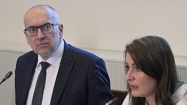 Tiskov konference ministra kolstv Mikule Beka k pijmacmu zen na stedn koly pro pt koln rok. (27. nora 2025)
