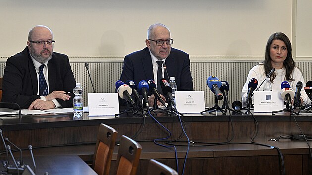 Tiskov konference ministra kolstv Mikule Beka k pijmacmu zen na stedn koly pro pt koln rok. (27. nora 2025)