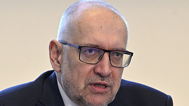 Ministr kolstv Mikul Bek na tiskov konferenci k pijmacmu zen na stedn koly pro pt koln rok. (27. nora 2025)