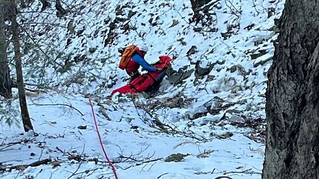 Vytahovn zrann turistky z ledovho koryta v beskydsk prodn rezervaci Gutsk peklo (23. nora 2025)