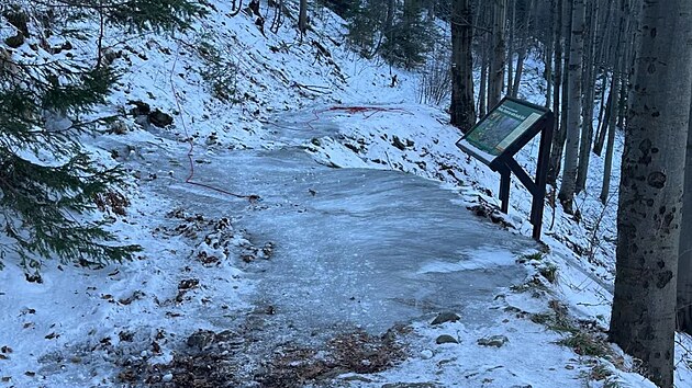 Zledovatl cesta v prodn rezervaci Gutsk peklo, na kter si turistka zaala nasazovat nesmeky a uklouzla. (23. nora 2025)