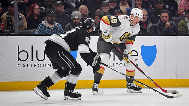 Tom� Hertl br�n�n�m Jordanem Spencem.