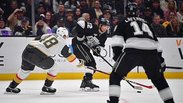 Tom� Hertl se sna�� p�ekazit akci Kevina Fialy.