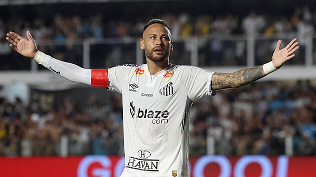 Neymar slaví branku Santosu.
