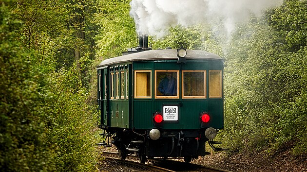 Parní v�z Komarek p�ejí�dí �elezni�ní most v Kadani a mí�í po Doupovské dráze...