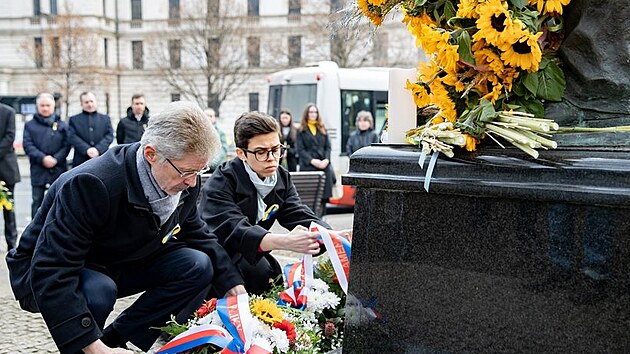 Pedseda Sentu Milo Vystril a mstopedsedkyn Snmovny Olga Richterov u sochy Tarase evenka v den vro rusk agrese proti Ukrajin (24. nora 2025)