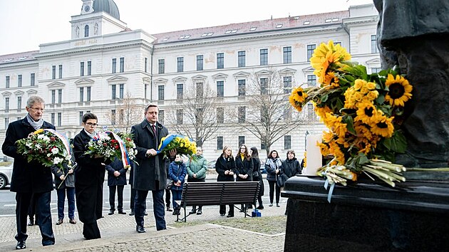 Pedseda Sentu Milo Vystril, mstopedsedkyn Snmovny Olga Richterov a velvyslanec Ukrajimy Vasyl Zvary u sochy Tarase evenka v den vro rusk agrese proti Ukrajin (24. nora 2025)