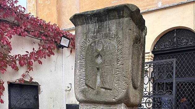 Drtnou sochu s nzvem Vulpes Gott Dratoslav von Mischling neboli Slvek od umlce Frantika Skly vystd ped libereckou radnic nov dlo. Pjde o sloup Meznk z dlny sochae, medailra a restaurtora Jiho Seiferta.