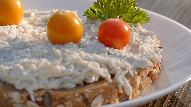 Hotovou pomaz�nku z jakonu nama�te na chleba, dozdobte t�eba cherry raj��tky a m��ete serv�rovat.