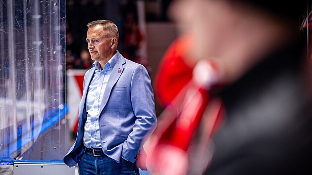 Petr Ddek sleduje rozbruslen ped extraligovm zpasem Pardubic. (16. nora 2025)