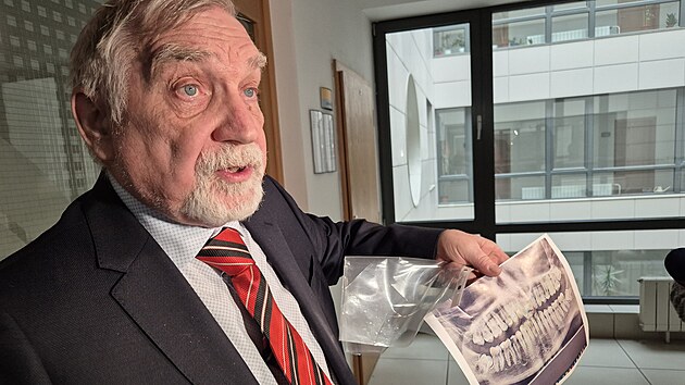 Leka� Beran v soudn� budov�