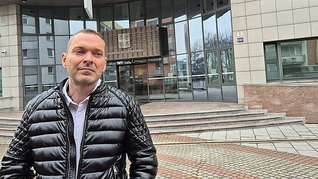 Pan Ve�e�a p�ed Okresn�m soudem v Ostrav�