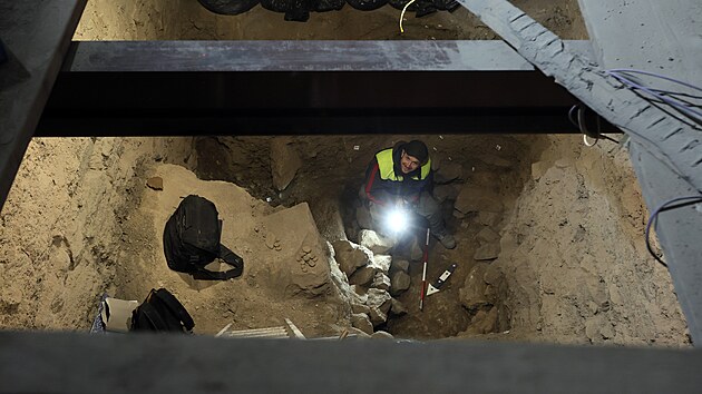 Archeologov objevili na hrad Loket mon pozstatky opevnnho osdlen z 10. stolet.