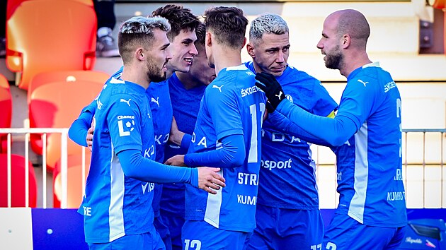 Fotbalist Mlad Boleslavi se raduj z glu v utkn s Pardubicemi.