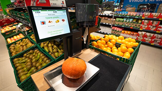 Z�kazn�ci p�i v�en� ovoce a zeleniny nemus� ru�n� vyhled�vat, o jak� druh ovoce nebo zeleniny se jedn�. Chytr� v�ha ovoce �i zeleninu rozpozn� sama. (26. �nora 2025)